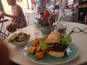 Ta-daaaa! The jackfruit burger!